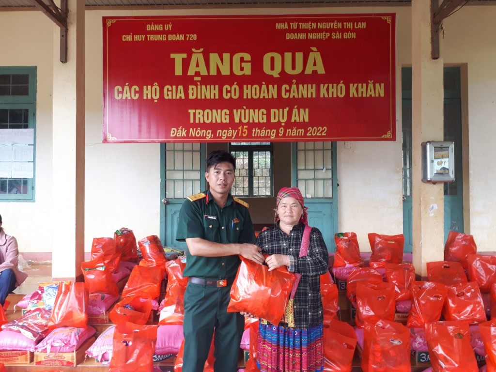 Món quà ý nghĩa tặng đồng bào dân tộc thiểu số ở Đắk Ngo