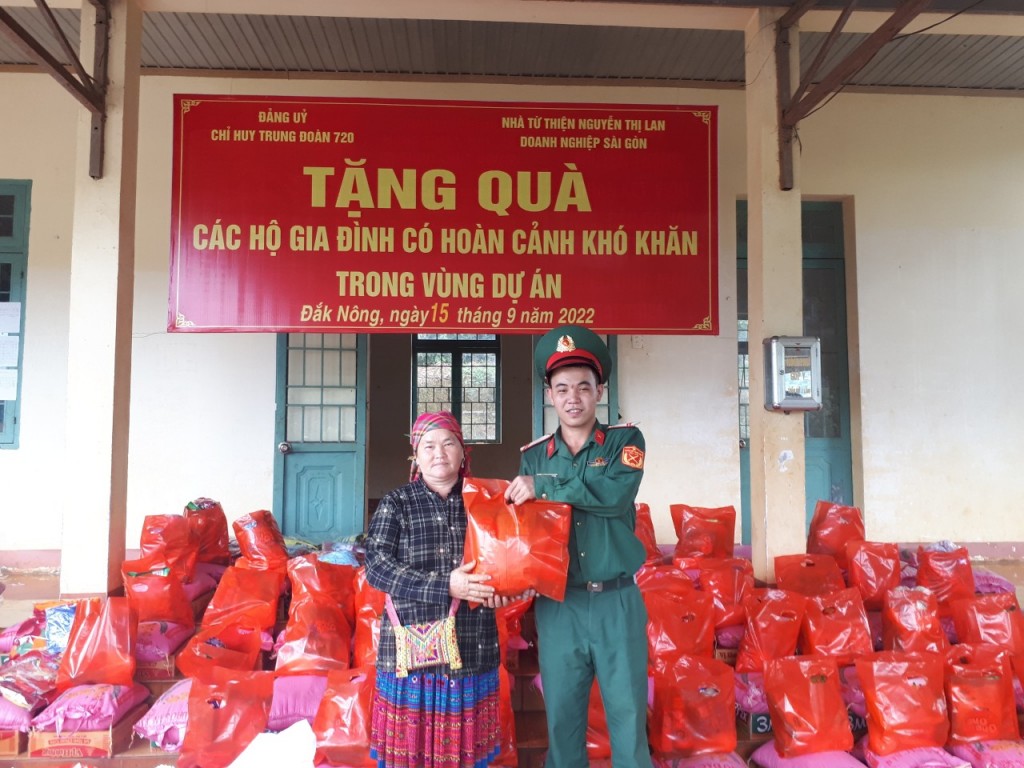 Món quà ý nghĩa tặng đồng bào dân tộc thiểu số ở Đắk Ngo