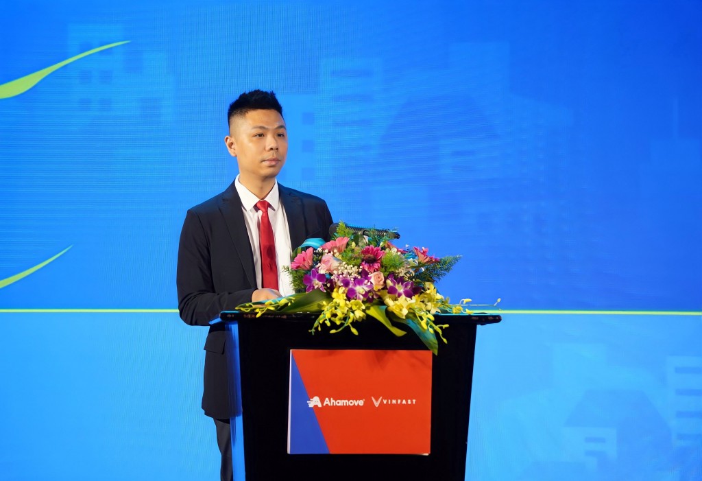 Ông Lê Hoàng Long – Phó Tổng giám đốc phụ trách Kinh doanh Xe máy điện VinFast phát biểu tại sự kiện