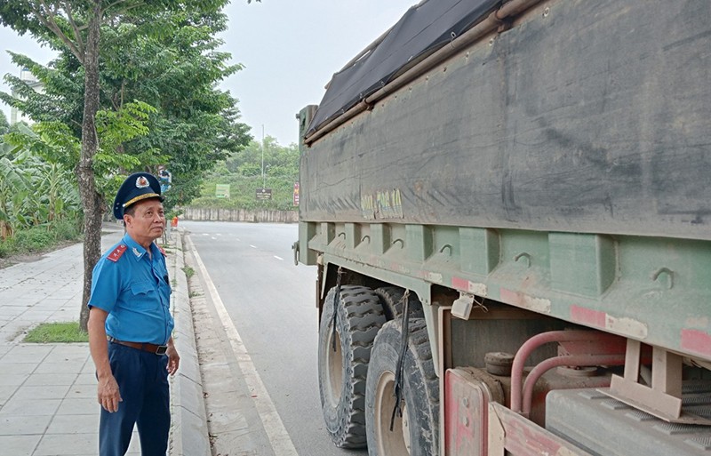 Trực tiếp ông Lê Thành Điểm - Đội trưởng đội TTGT cầu, đường bộ (Sở GTVT Hà Nội) cùng tổ công tác kiểm tra, xử lý các xe “hổ vồ” cơi nới thành thùng