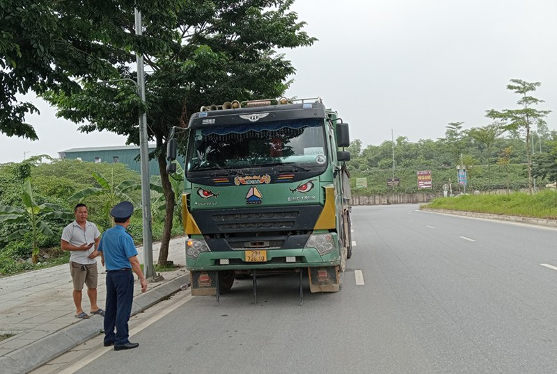 Tổ công tác Đội Thanh tra Giao thông (TTGT) cầu đường bộ tiến hành dừng các xe có dấu hiệu vi phạm để kiểm tra