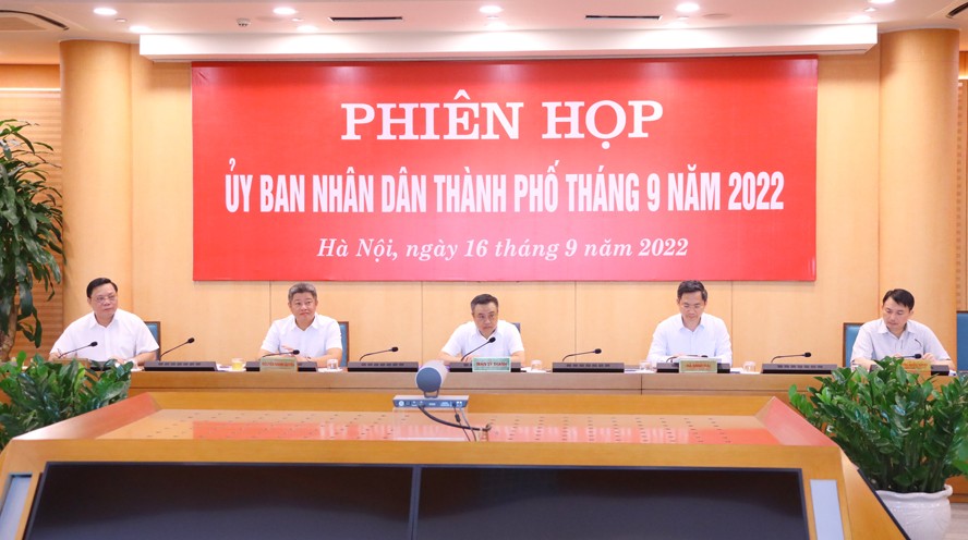 Chủ tịch UBND thành phố Hà Nội Trần Sỹ Thanh chủ trì phiên họp.