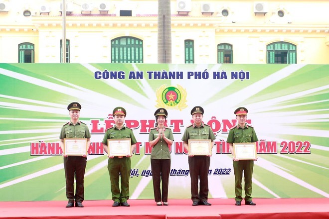 Các tập thểtập, cá nhân