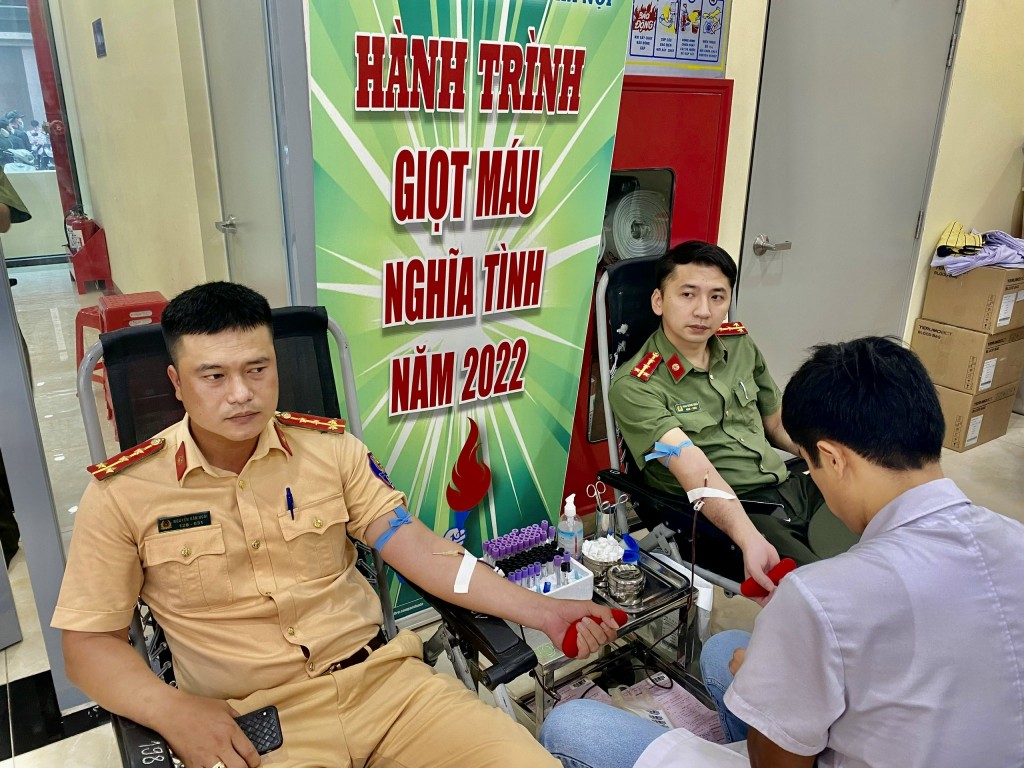 Các chiến sĩ trẻ hiến máu tình nguyện