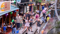 Hà Nội: Yêu cầu không tổ chức đưa khách du lịch đến khu vực cà phê đường tàu