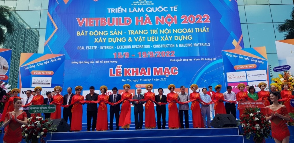 Ban Tổ chức cắt băng khai mạc Triển lãm