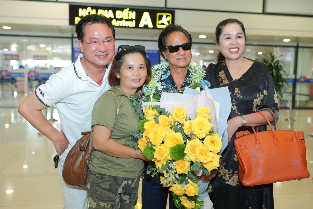 Fans vây quanh Chế Linh ở sân bay Nội Bài