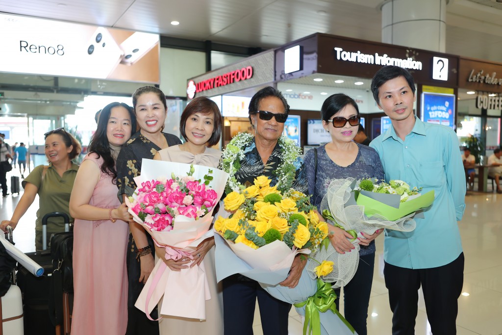 Fans vây quanh Chế Linh ở sân bay Nội Bài