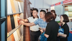 Hàng nghìn khách tham quan khu trưng bày của Gỗ nhựa Việt Ý tại Vietbuild Hà Nội 2022