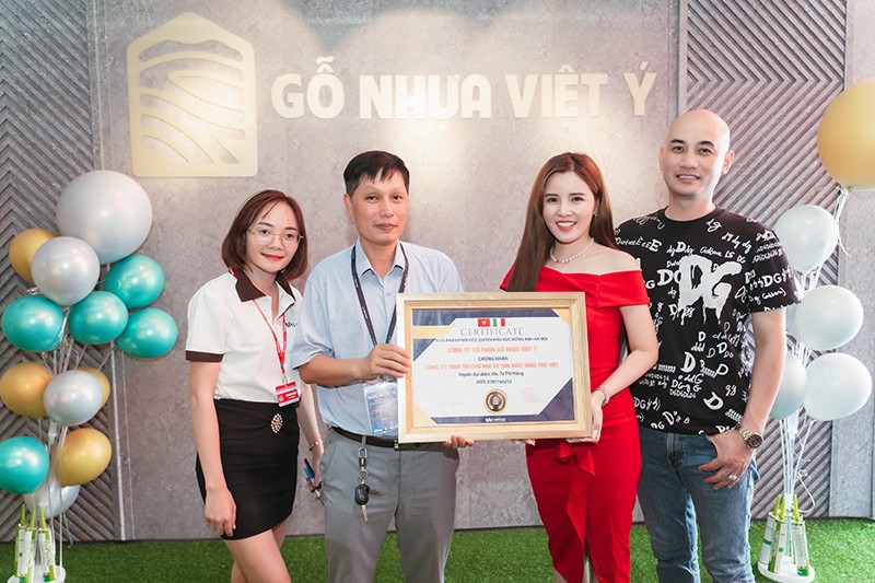 Hàng nghìn khách tham quan khu trưng bày của Gỗ nhựa Việt Ý tại Vietbuild Hà Nội 2022