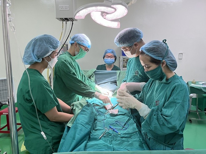 Bệnh viện đa khoa Đông Anh phẫu thuật thành công thoát vị bẹn cho bệnh nhi 12 tháng tuổi - Tin tức sự kiện - Cổng thông tin điện tử Sở y tế Hà Nội
