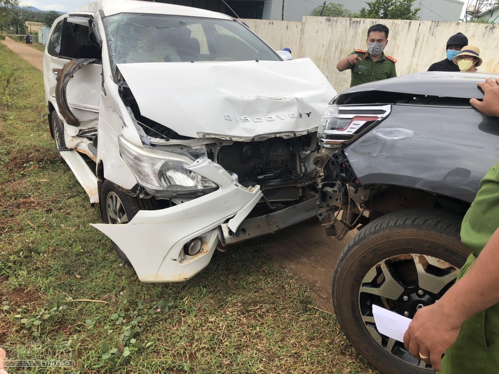 Cơ quan công an thực nghịệm vụ Lê Xanh Ngọc dùng xe bán tải Hilux 5 lần đâm vào xe Inova
