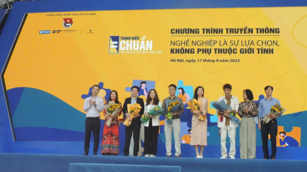 Ban tổ chức tri ân các nghệ sĩ, doanh nghiệp đồng hành cùng chương trình 