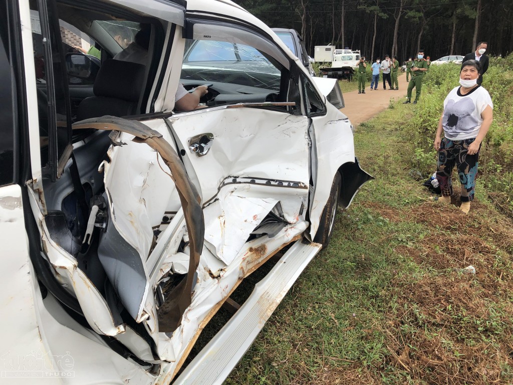 Chiếc xe Toyota Inova của bà Mùi bị đâm bét phần đầu và hông xe