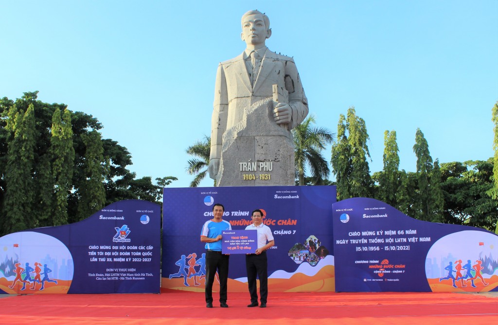 Ông Nguyễn Văn Chính - Giám đốc Chi Nhánh Sacombank Hà Tĩnh (bên phải) trao bảng tượng trưng công trình Nhà Văn hóa cộng đồng Cờ Lao trị giá 1 tỷ đồng cho đại diện Hội Liên hiệp Thanh niên Việt Nam.  