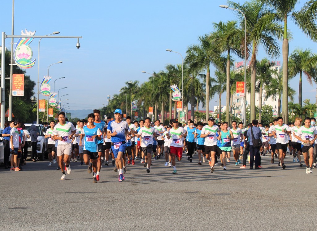 Sau nghi thức phát động, tất cả đại biểu và 500 đoàn viên, hội viên, thanh niên tham gia chạy bộ/đi bộ hưởng ứng Chặng 7 - Những bước chân vì cộng đồng