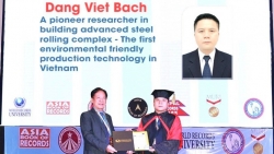 Ông Đặng Việt Bách đón nhận danh hiệu Tiến sỹ danh dự của Viện Đại học Kỷ lục Thế giới