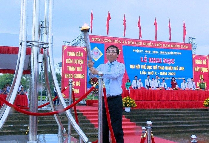 Ông Nguyễn Thanh Liêm Bí thư Huyện ủy Mê Linh châm đuốc khai mạc Đại hội Thể dục thể thao huyện Mê Linh lần thứ X