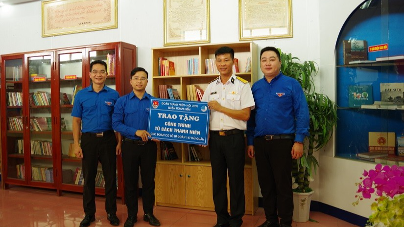 Tuổi trẻ Hoàn Kiếm trao tặng công trình Tủ sách thanh niên đến cán bộ, chiến sĩ Lữ đoàn 147