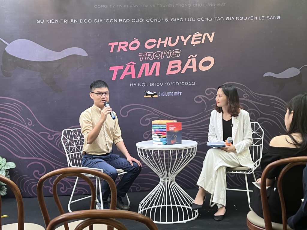 Nguyễn Lê Sang (bên trái) chia sẻ về tác phẩm của mình