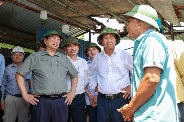 Được Thủ tướng Phạm Minh Chính hỏi, ông Nguyễn Hữu Thuận, người trông coi kho vật tư công trình xây dựng cơ sở 2 Bệnh viện Việt Đức từ năm 2015 cho biết nhiều người dân đi qua đây đều bày tỏ sốt ruột trước hiện trạng của dự án, trong khi nhu cầu khám chữa bệnh của người dân rất lớn, các bệnh viện lớn ở Trung ương đều quá tải - Ảnh: VGP/Nhật Bắc