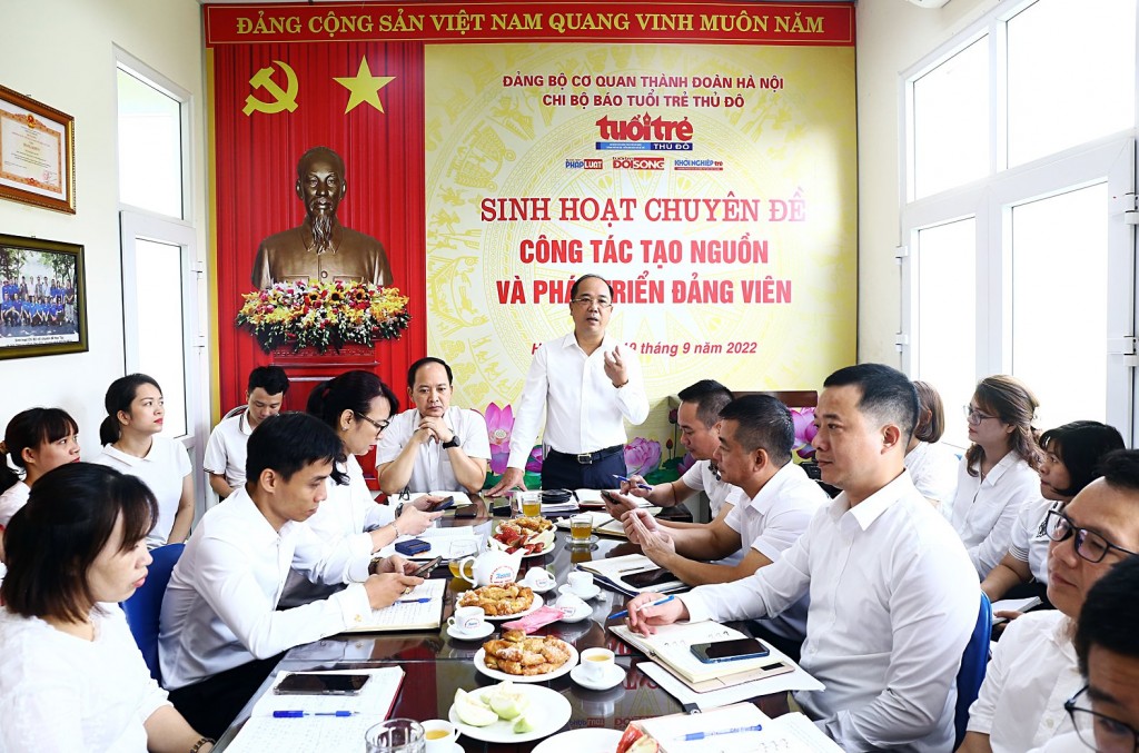 Bồi dưỡng, phát triển đảng viên mới, tạo nguồn cán bộ kế cận cho các phòng, ban