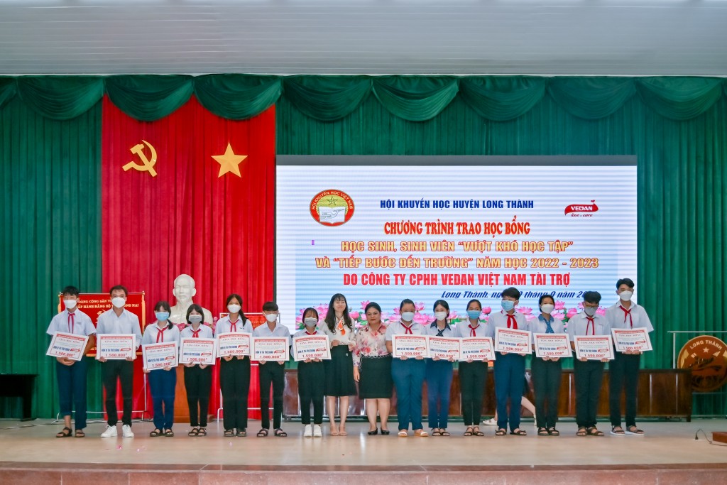 Bà Nguyễn Thu Thủy (Phó giám đốc đối ngoại công ty Vedan Việt Nam) trao học bổng cho các em học sinh