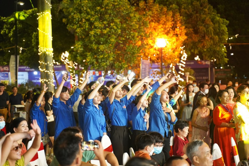 Hơn 100 nghệ sĩ, idol Kpop biểu diễn tại phố đi bộ Trịnh Công Sơn