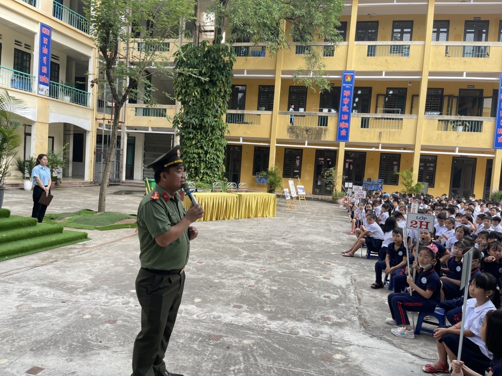 Đồng chí Nguyễn Tùng Anh giới thiệu quy định của Luật Giao thông đường bộ cho học sinh 