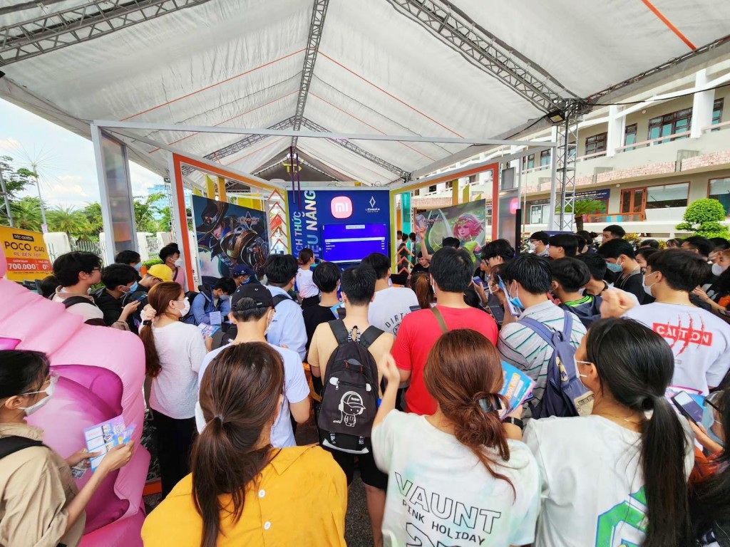 Hàng chục ngàn phần quà tổng giá trị lên đến 1 tỉ đồng đang chờ đón sinh viên tại “Vũ trụ Xiaomi”