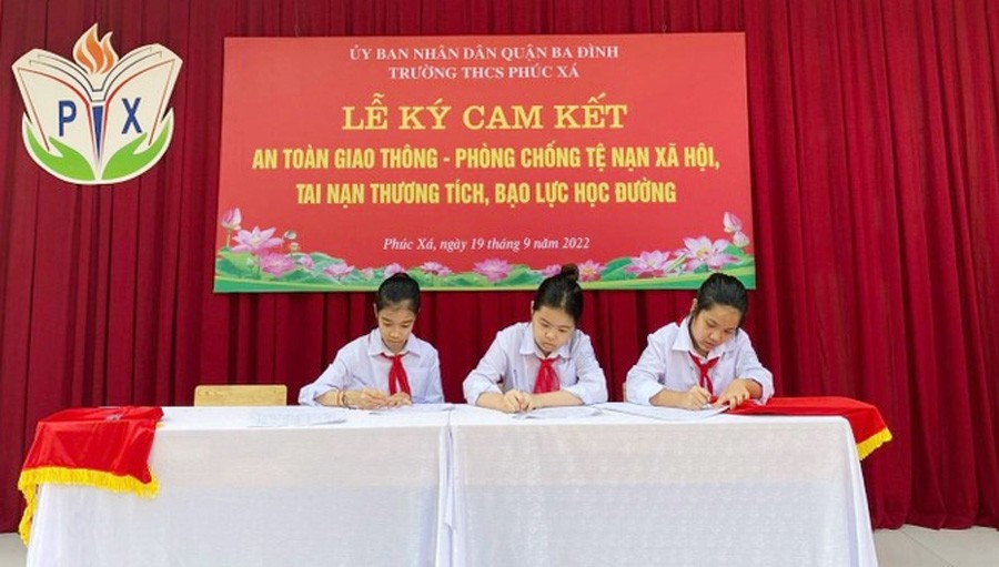 Học sinh Trường Trung học cơ sở Phúc Xá tham gia ký cam kết