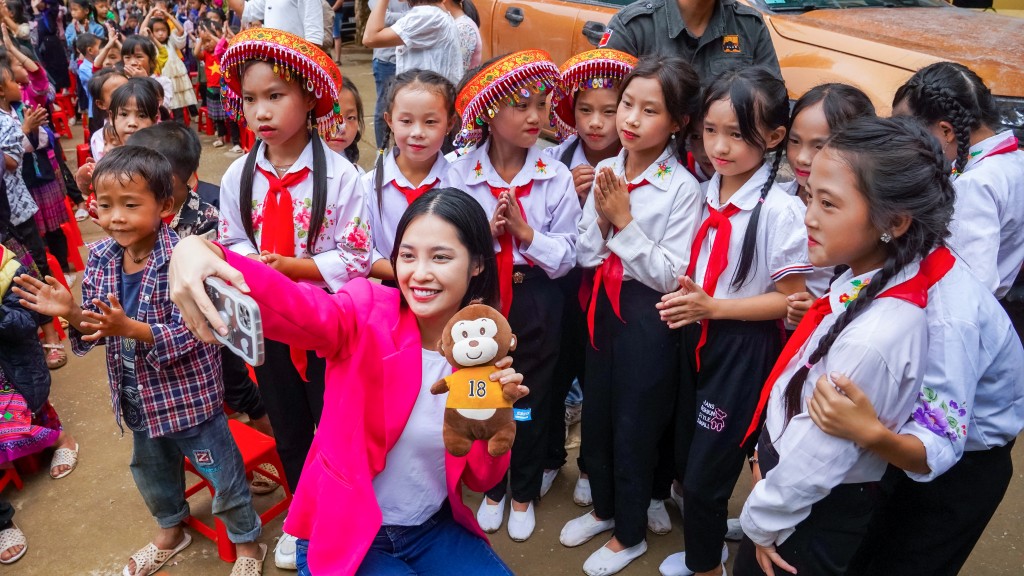 Hoa hậu Nông Thuý Hằng và Á hậu Hoa Đan lên núi mở “Thư viện ước mơ”