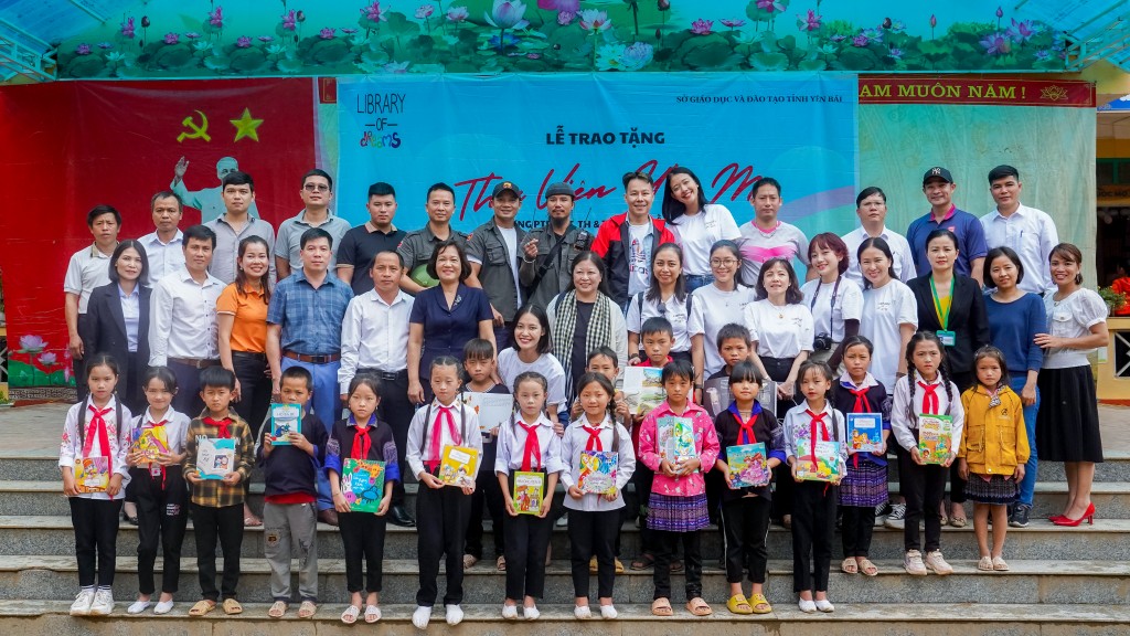 Nông Thuý Hằng và Hoa Đan trong chuyến thiện nguyện tặng sách tới trẻ em miền núi