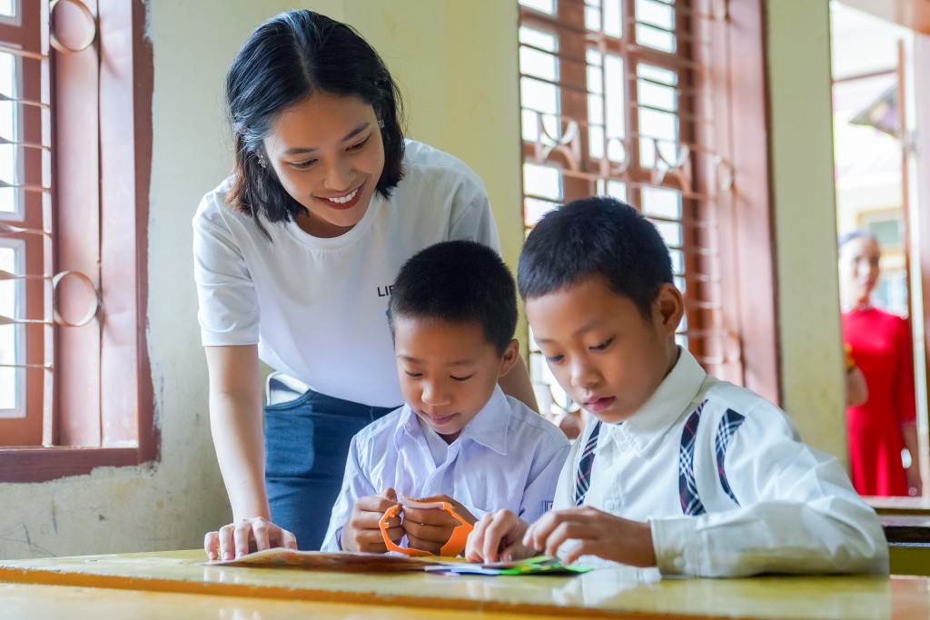 Hoa hậu Nông Thuý Hằng và Á hậu Hoa Đan lên núi mở “Thư viện ước mơ”