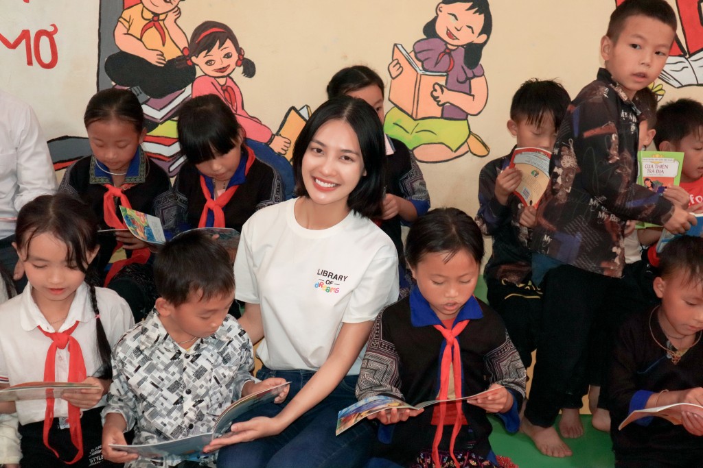 Hoa hậu Nông Thuý Hằng đọc sách với trẻ em miền núi