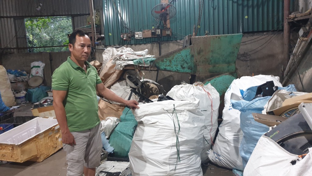 Anh Nguyễn Công Cường, chủ cơ sở thu gom, tái chế Cường Dậu cho biết, nhập khẩu rác vì giá thành rẻ