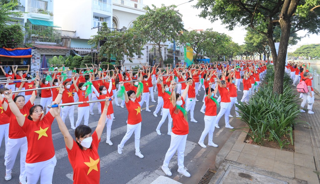 Hơn 1.500 người cao tuổi cùng thể hiện các bài dưỡng sinh dẻo dai, đầy sinh khí tại công viên kênh Lò Gốm