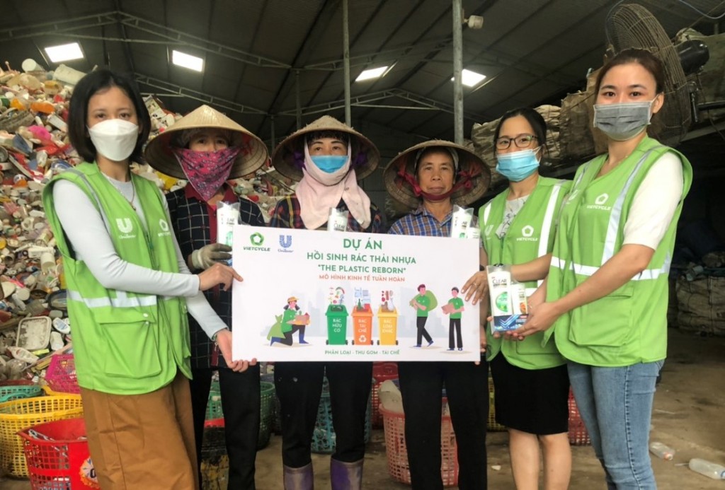 Chương trình “Hồi sinh Rác thải Nhựa” được thực hiện bởi Unilever Việt Nam và hai đối tác chiến lược VietCycle và Duy Tân hướng đến thúc đẩy mô hình Kinh tế Tuần hoàn trong Quản lý Rác thải Nhựa thông qua phân loại rác tại nguồn, thu gom và tái chế rác thải nhựa.