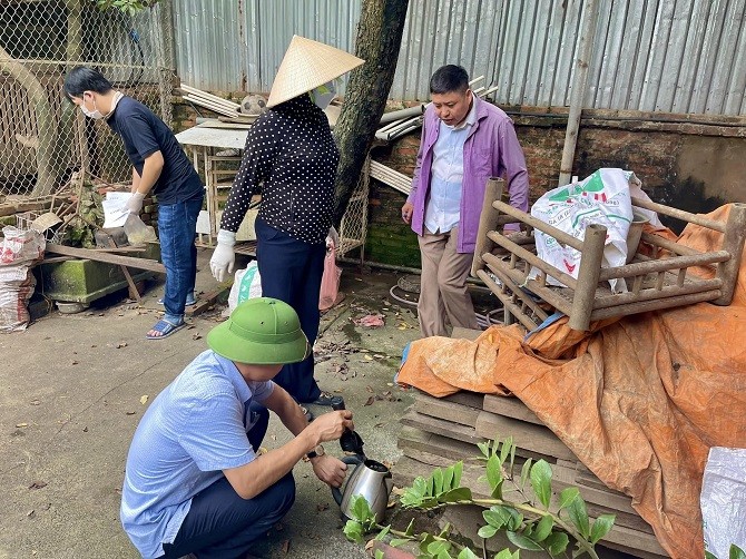 TTYT huyện Thạch Thất triển khai công tác vệ sinh môi trường để phòng, chống dịch bệnh.