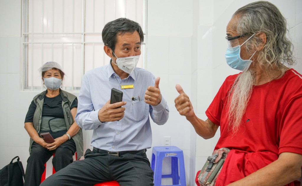 BS.CKII Trần Văn Khanh - Giám đốc Bệnh viện Lê Văn Thịnh trò chuyện, hỏi thăm bác Lê Thăng (72 tuổi) khi bác tiêm ngừa vaccine phòng Covid-19 dành cho người lớn tuổi tại Bệnh viện Lê Văn Thịnh - TP Thủ Đức