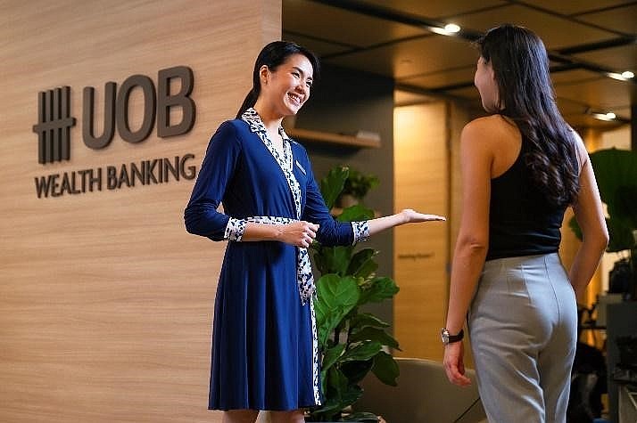 Trang phục nhân viên UOB với đặc trưng truyền năng lượng cho thương hiệu, tạo diện mạo mới cho các nhân viên chi nhánh thông qua tính Cá nhân hóa. Theo đó