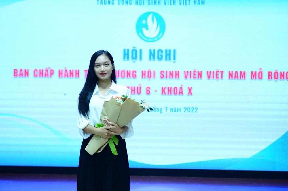 Nữ thủ lĩnh sinh viên hết mình với màu áo xanh thanh niên