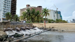 Đà Nẵng: Nước thải đen ngòm chảy ồ ạt ra biển Mỹ Khê sau mưa
