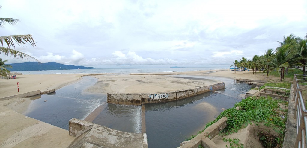 Đà Nẵng: Nước thải đen ngòm chảy ồ ạt ra biển Mỹ Khê sau mưa