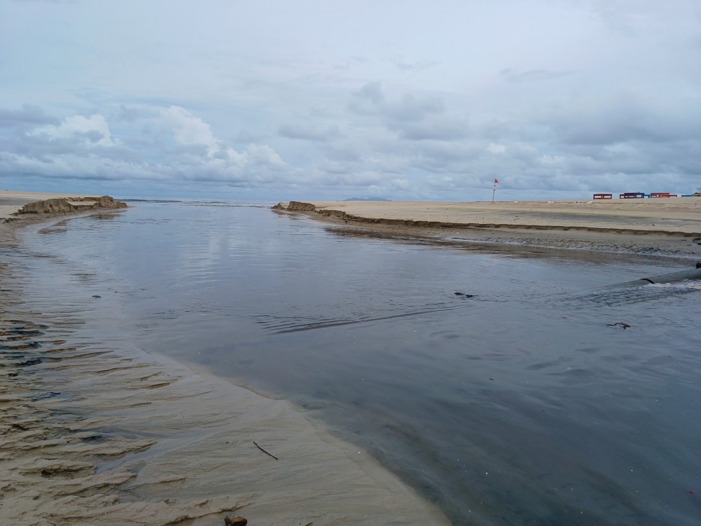 Đà Nẵng: Nước thải đen ngòm lại tuôn ào ạt ra biển sau mưa