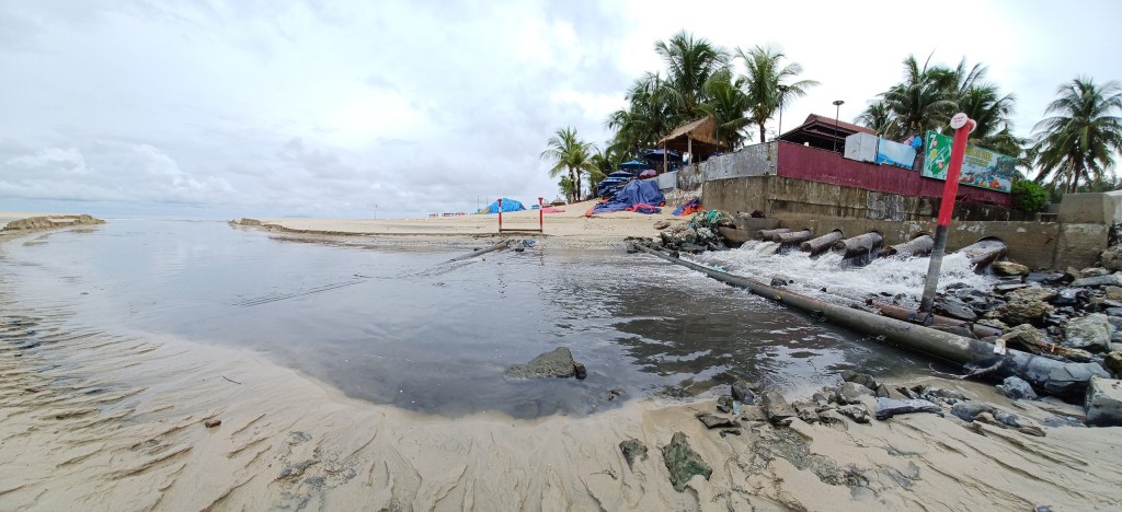 Đà Nẵng: Nước thải đen ngòm lại tuôn ào ạt ra biển sau mưa