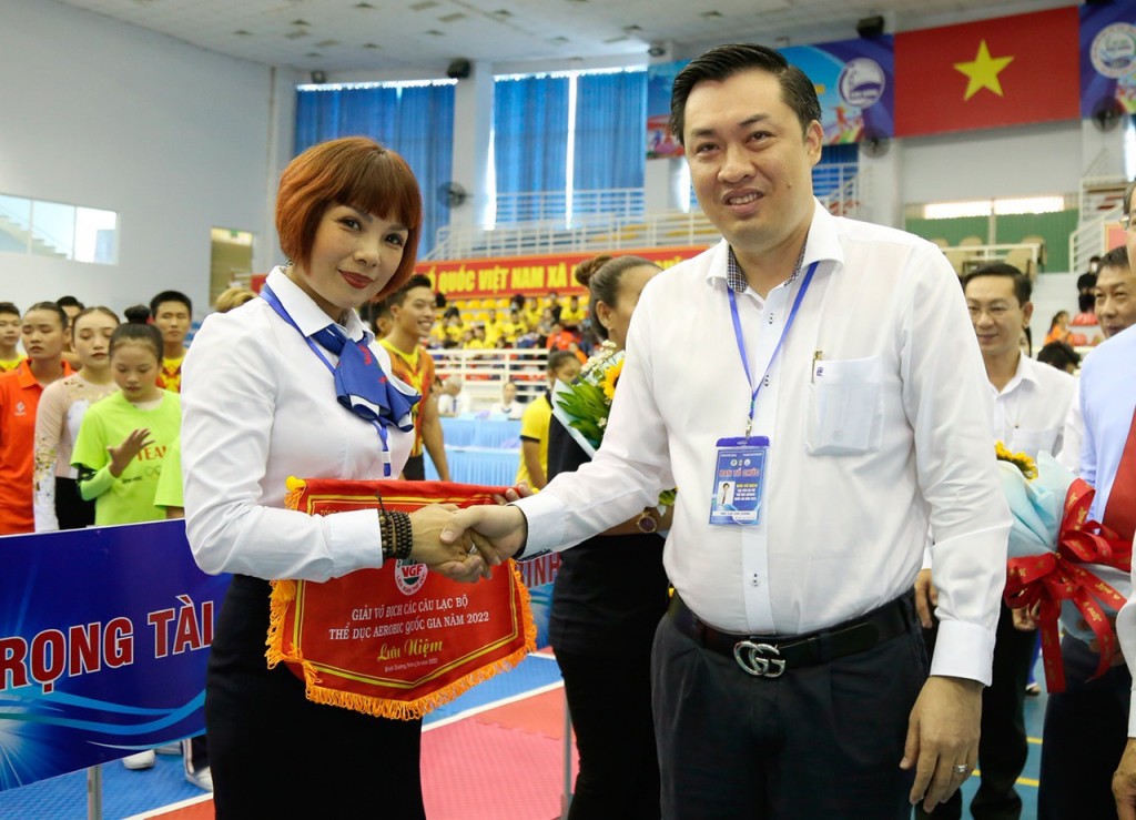 Ông Cao Văn Chóng - PGĐ Sở Văn hóa, Thể thao và Du lịch tỉnh Bình Dương, Trưởng Ban Tổ chức giải tặng hoa và cờ cho Tổ trọng tài của giải