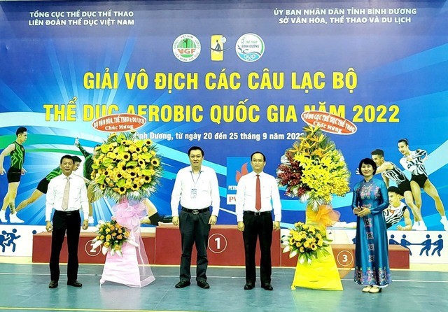 Ông Nguyễn Hữu Đạt, Trưởng Cơ quan đại diện phía Nam - Bộ Văn hóa, Thể thao và Du lịch (bìa trái); Bà Lê Thị Hoàng Yến, Phó Tổng cục Trưởng, Tổng cục Thể dục Thể thao (bìa phải) tặng hoa chúc mừng BTC giải.