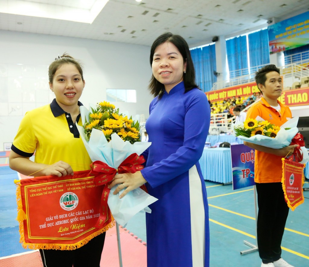 Bà Nguyễn Thị Ngọc Xuân, Tỉnh ủy viên - Phó Trưởng đoàn Đại biểu Quốc hội tỉnh Bình Dương tặng hoa và cờ cho các đội tham dự giải