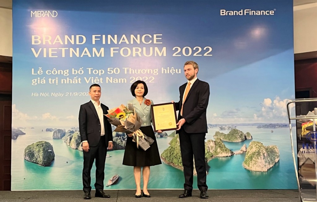 Đại diện Brand Finance trao chứng nhận “Vinamilk - Thương hiệu sữa lớn thứ 6 thế giới” cho Bà Bùi Thị Hương - Giám đốc Điều hành Vinamilk